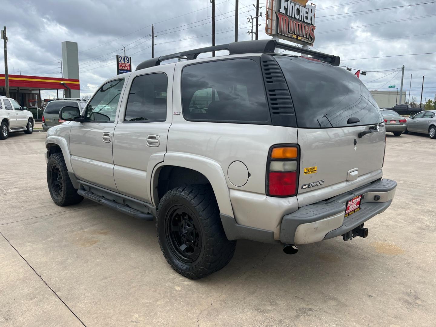 2006 SILVER /gray Chevrolet Tahoe 4WD (1GNEK13T76R) with an 5.3L V8 OHV 16V engine, 4-Speed Automatic Overdrive transmission, located at 14700 Tomball Parkway 249, Houston, TX, 77086, (281) 444-2200, 29.928619, -95.504074 - Photo#4